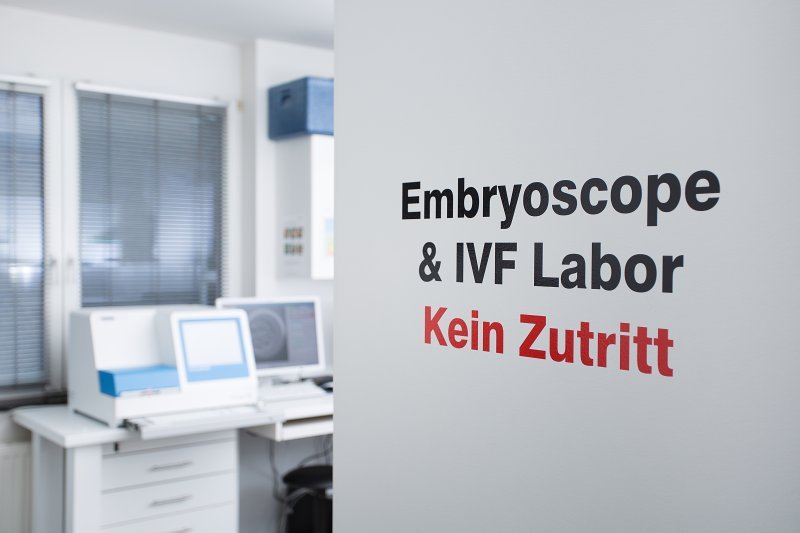 Blik in het laboratorium, deur met opschrift Embryoscoop en IVF Laboratorium, Geen toegang