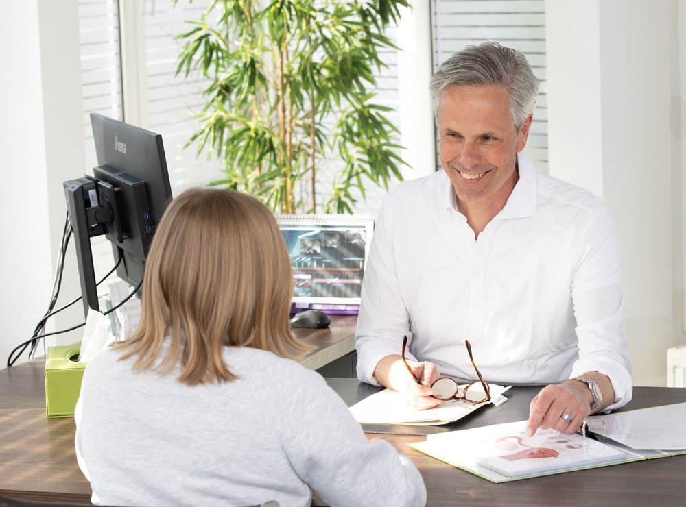 Prof. Dr. Christian Gnoth im Gespräch mit einer Patientin