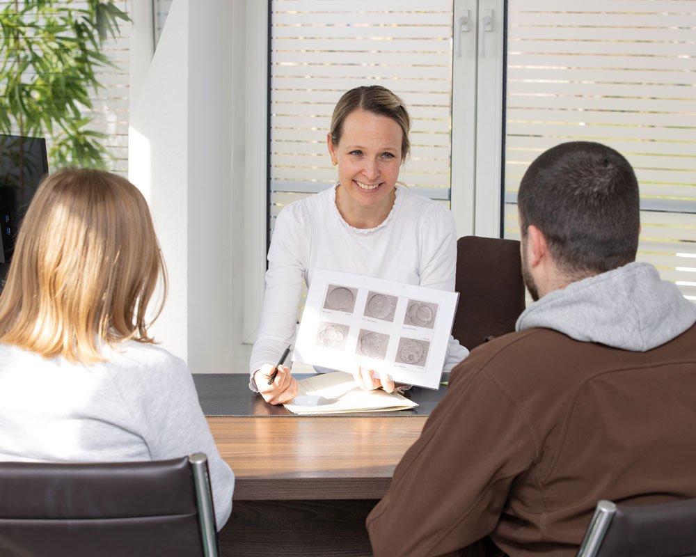 Dr. med. Carola Ziegler berät ein Paar in einer Green ivf Kinderwunsch Sprechstunde
