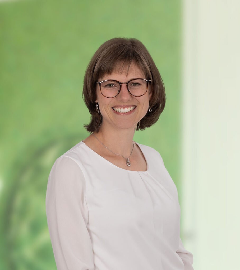 Porträt von Dr. med. Nadine John in den Praxisräumen Green ivf