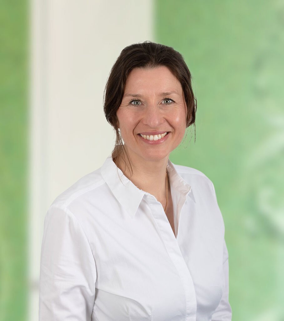 Portrait von Dr. med. Nadine Sutter in den Praxisräumen Green ivf