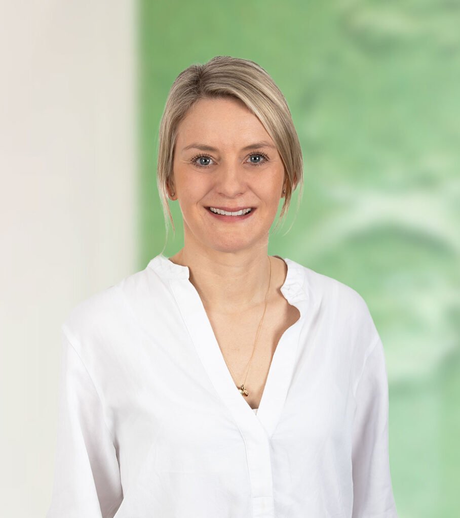 Portrait von Dr. med. Sandra Schott in den Praxisräumen Green ivf