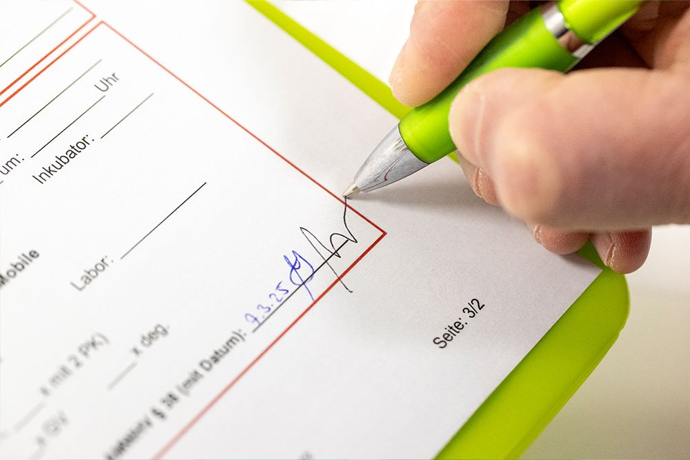 Bir laboratuvar raporu tükenmez kalemle imzalanıyor