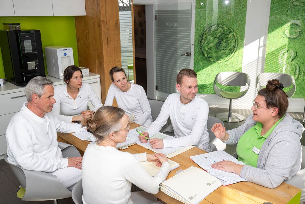 Dr. med. Daniel Fehr, Dr. med. Nina Bachmann, Prof. Dr. med. Christian Gnoth, Dr. med. Carola Ziegler, Dr. med. Nadine Sutter ve klinik ekibinden Denise Conrads Kreutz ile kahve masasında sohbet