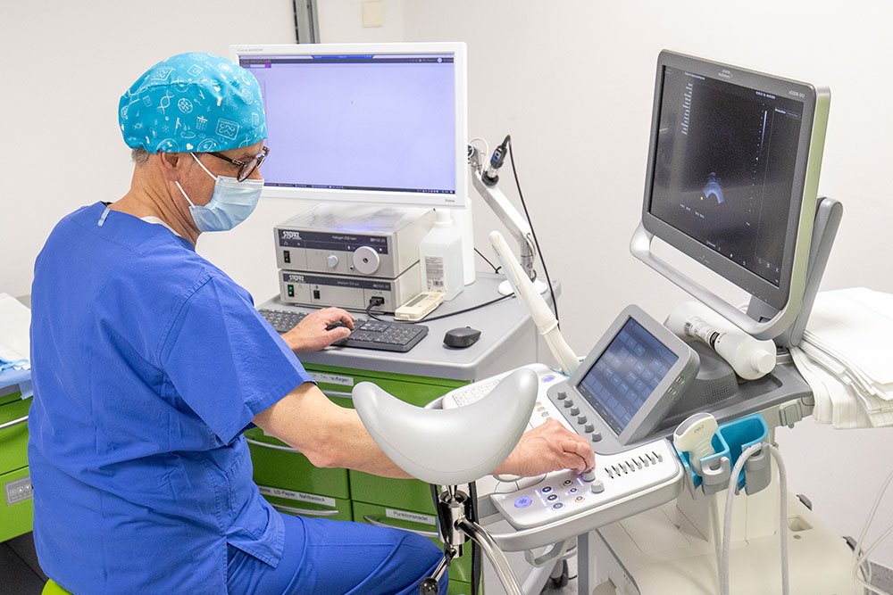 Jinekolog bir monitörde sonucu kontrol ediyor