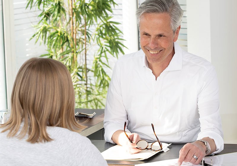 Prof. Dr. med. Christian Gnoth im Gespräch mit einer Patientin